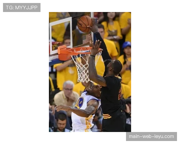 特写：詹姆斯在关键时刻成功制造进攻犯规，振臂鼓舞全场防守